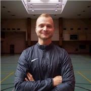 Professeur en sport et soutien scolaire. Je peux enseigner à un public varié du plus jeune âge aux personnes âgées